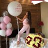Девушка в пижаме стоит на кровати и держит в руках большой белый пастельный шар с надписью 23 да и х.й с ним, большой букет роз с цифрами 23, фонтан из 10 латексных шаров без рисунка белый розовый пастель, прозрачный с конфетти серебро Девушка в пижаме стоит на кровати и держит в руках большой белый пастельный шар с надписью 23 да и х.й с ним, большой букет роз с цифрами 23, фонтан из 10 латексных шаров без рисунка белый розовый пастель, прозрачный с конфетти серебро